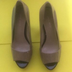 Nine West Black & Tan Heels size 6